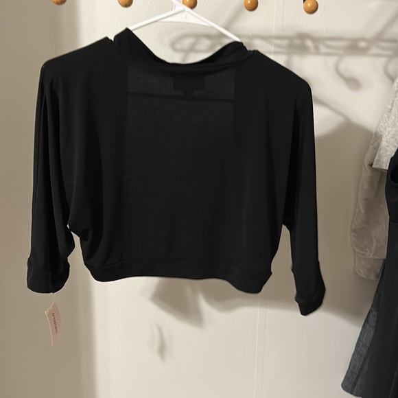 A black quarter sleeved opened top - Picture 3 of 4